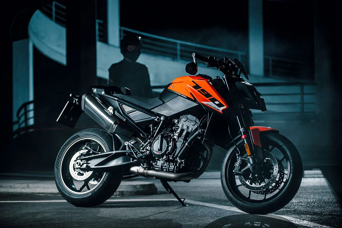 2027 KTM 790 Duke yan profil