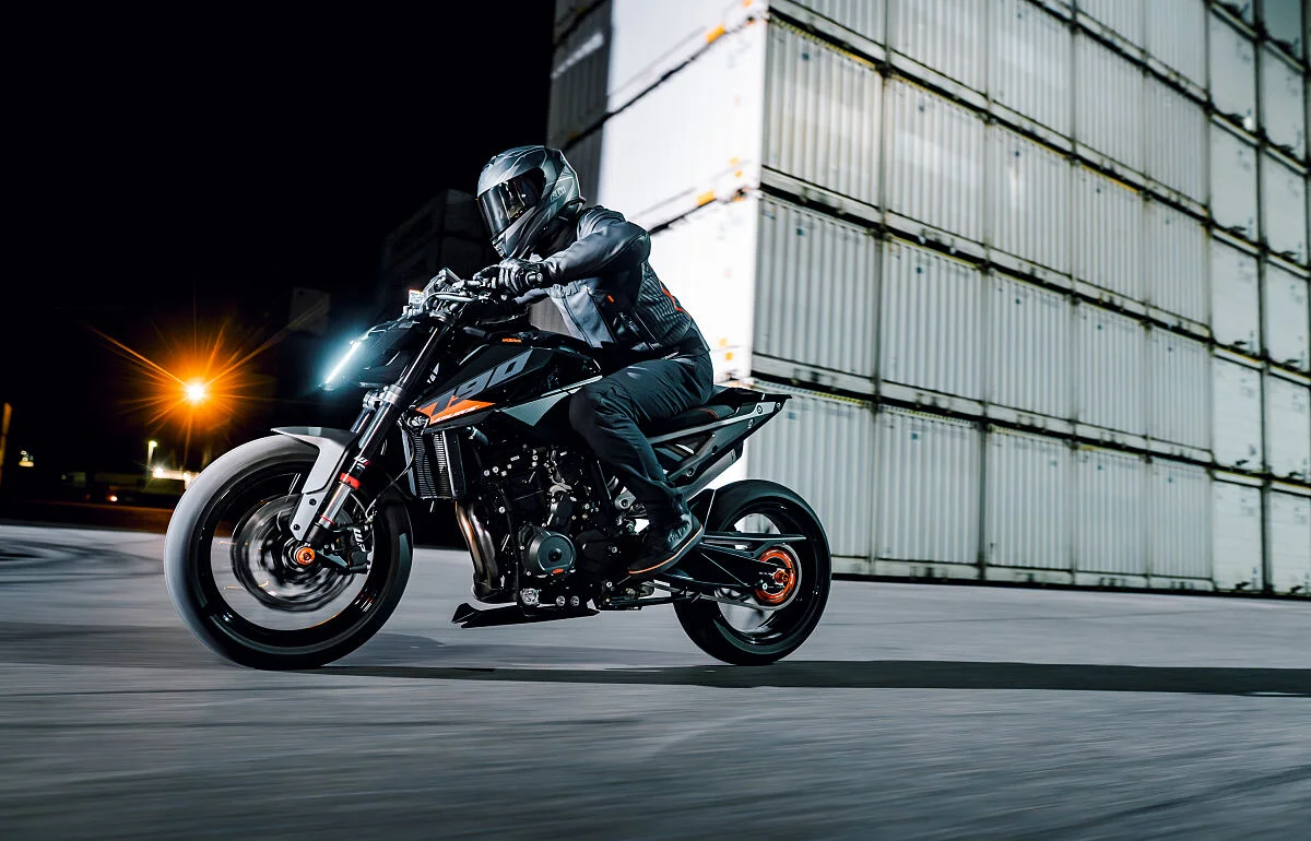 2027 KTM 790 Duke far detayı