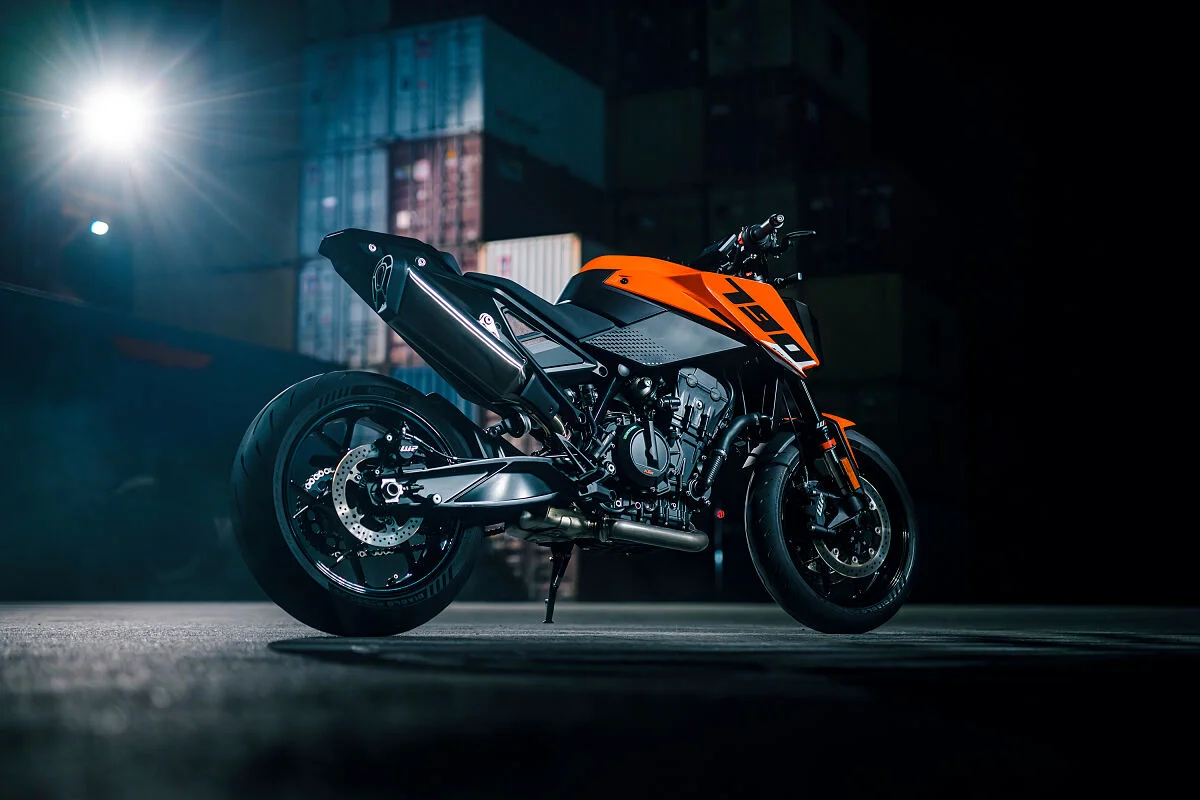 2027 KTM 790 Duke arka üç çeyrek