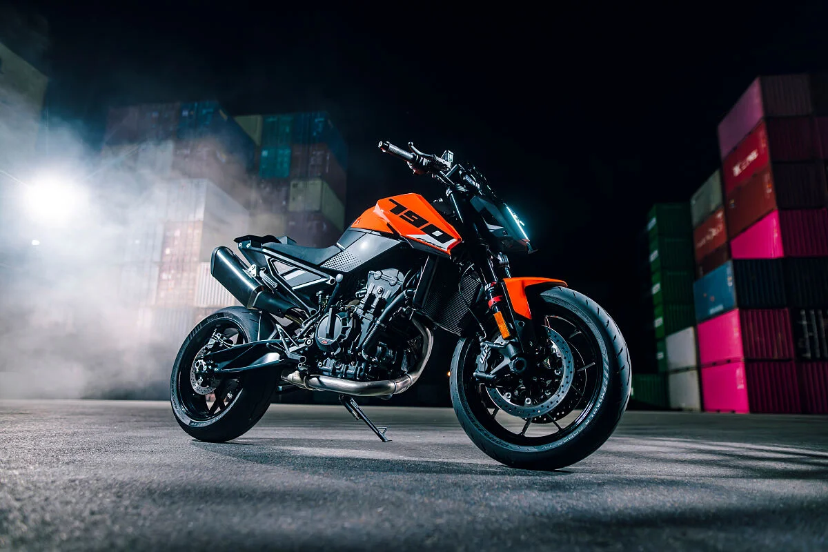 2027 KTM 790 Duke sürüş açısı