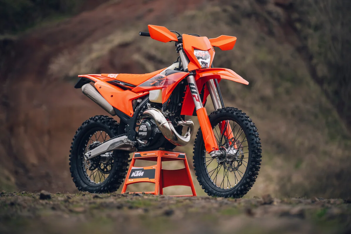 2027 KTM Enduro arka üç çeyrek